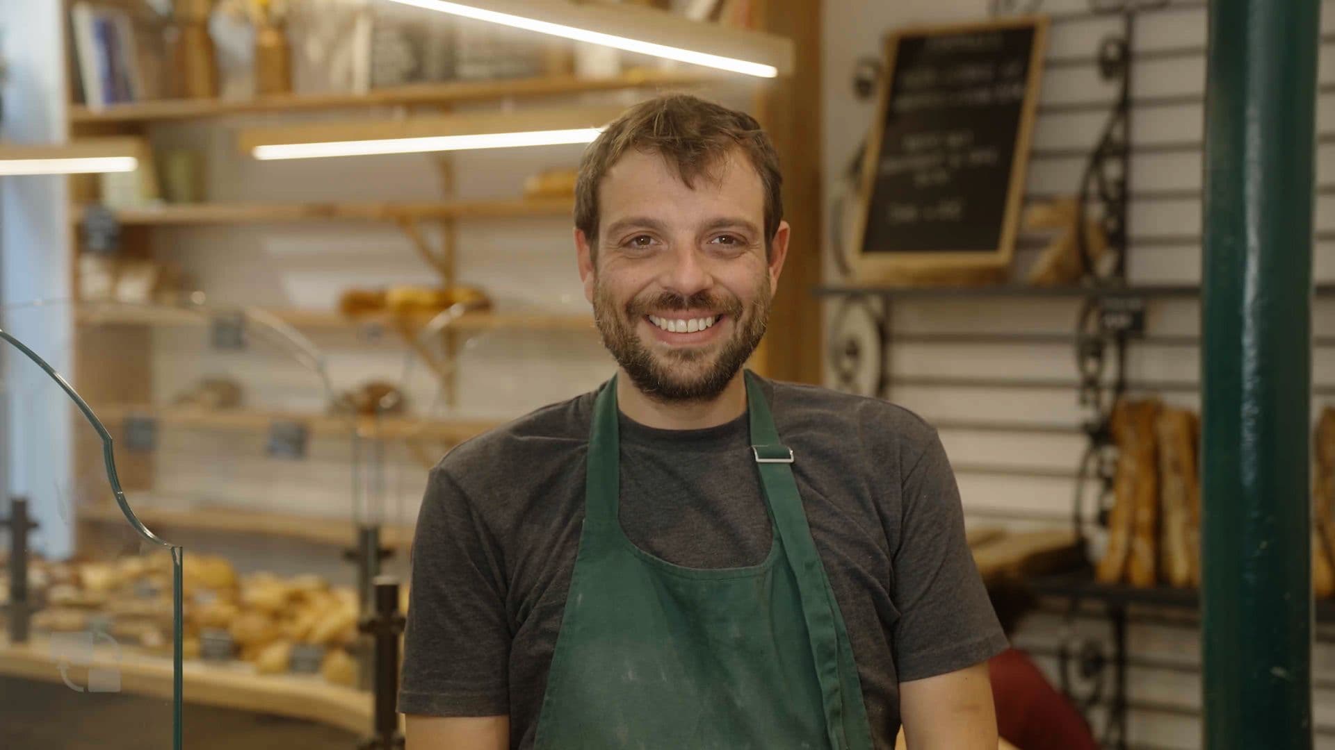 Portrait de Philippe Barle, ancien apprenant Skill & You en CAP Boulangerie et gérant de sa propre boulangerie.