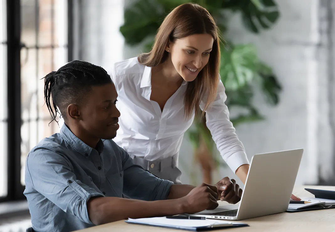 Une alternante et son manager travaillent devant un ordinateur