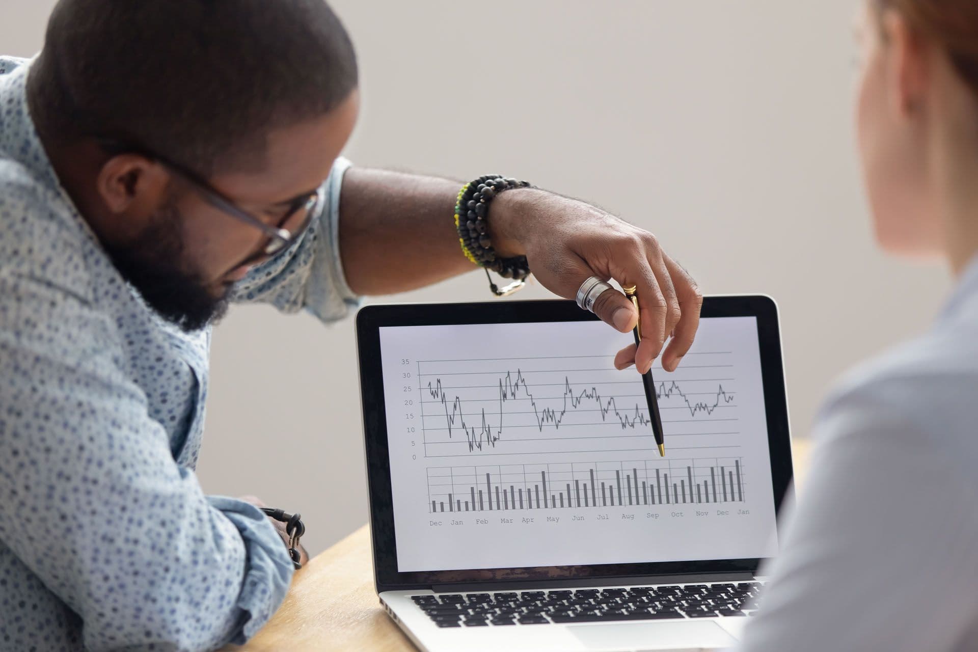 Un webmarketer qui montre un graphique sur son ordinateur