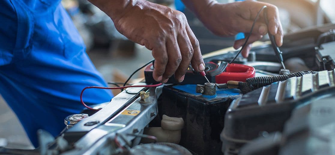 Image Haute tension, batteries, habilitation : les compétences clés pour la maintenance des véhicules électriques
