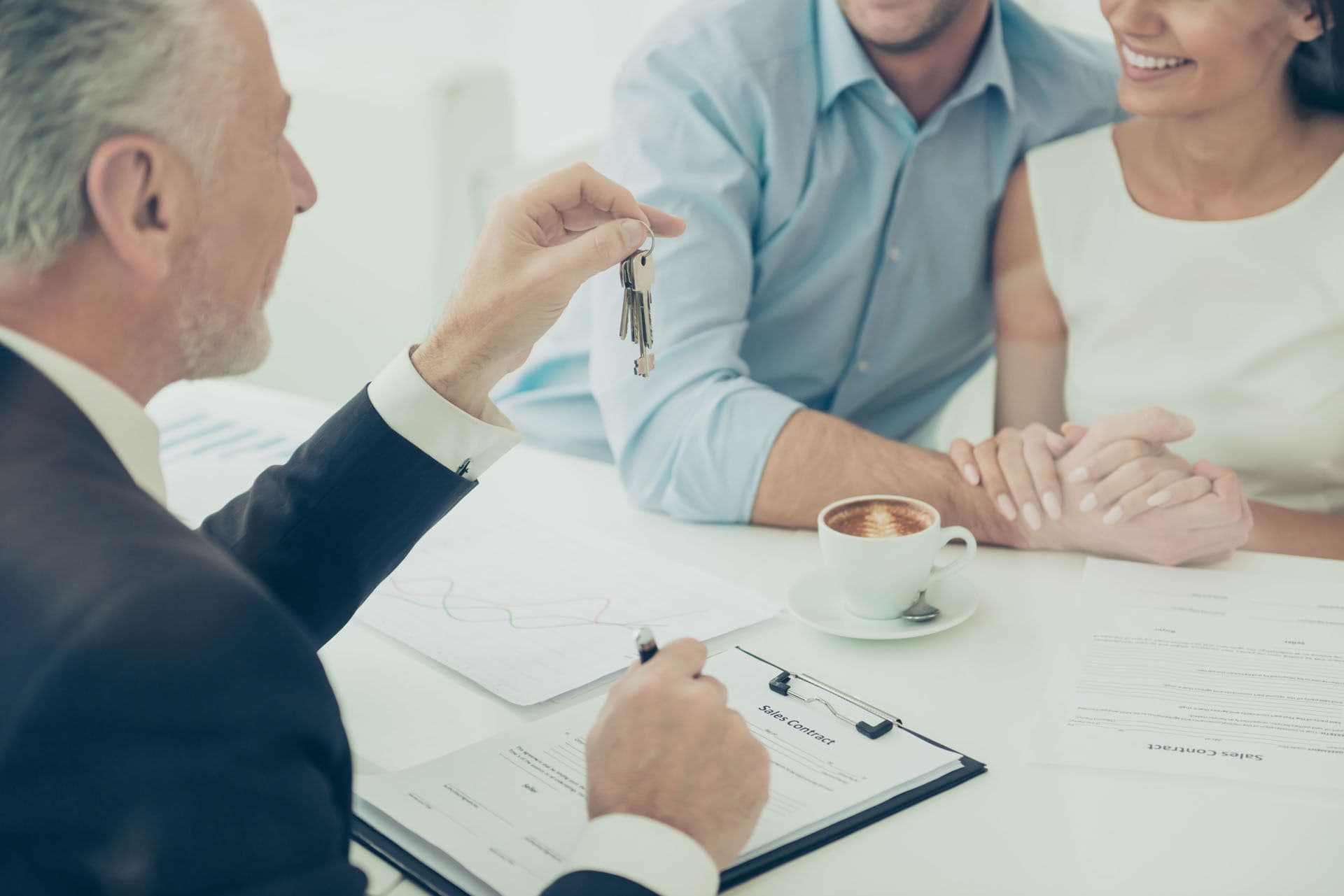Un administrateur de biens qui remet les clefs à ses clients