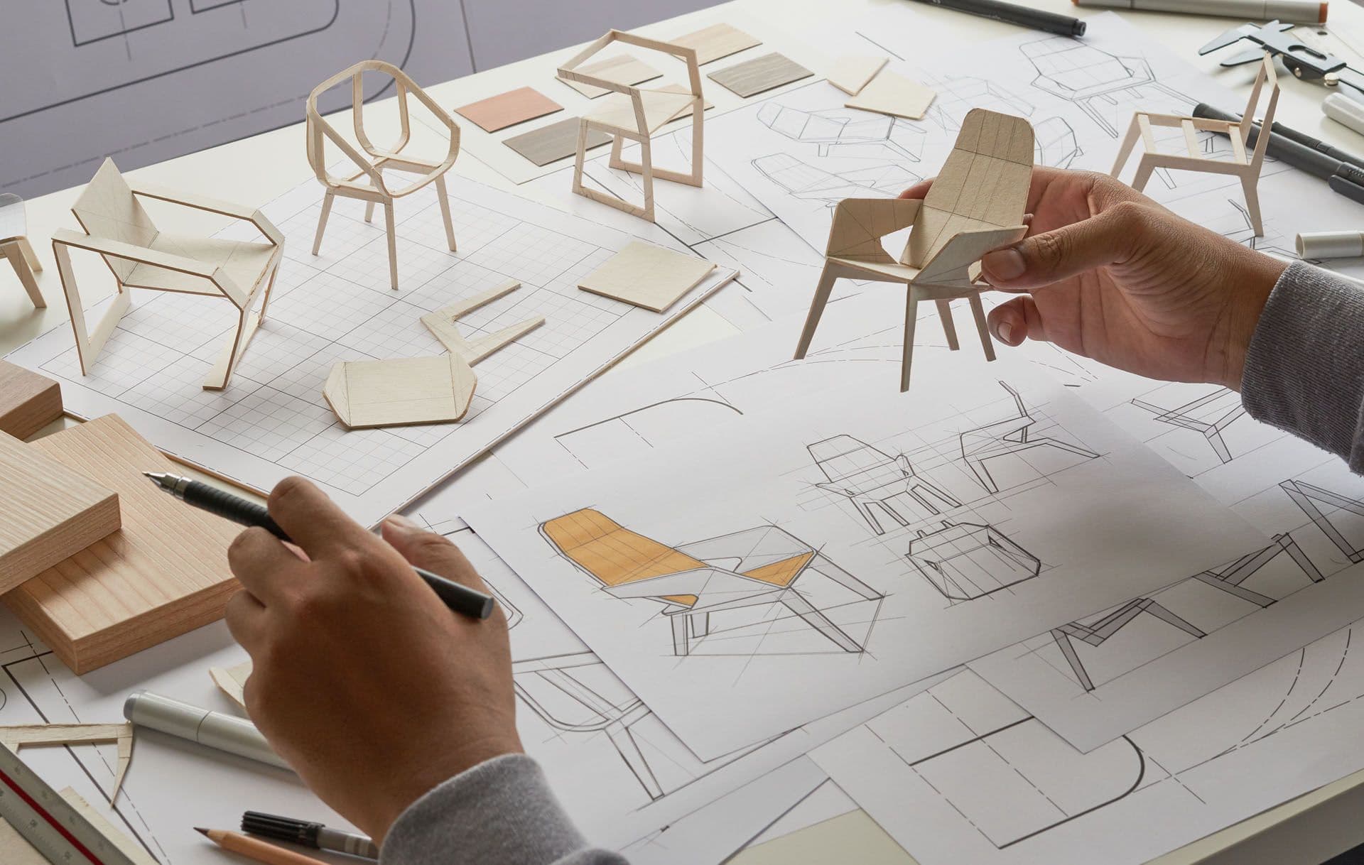 Un architecte d’intérieur entrain de concevoir des plans