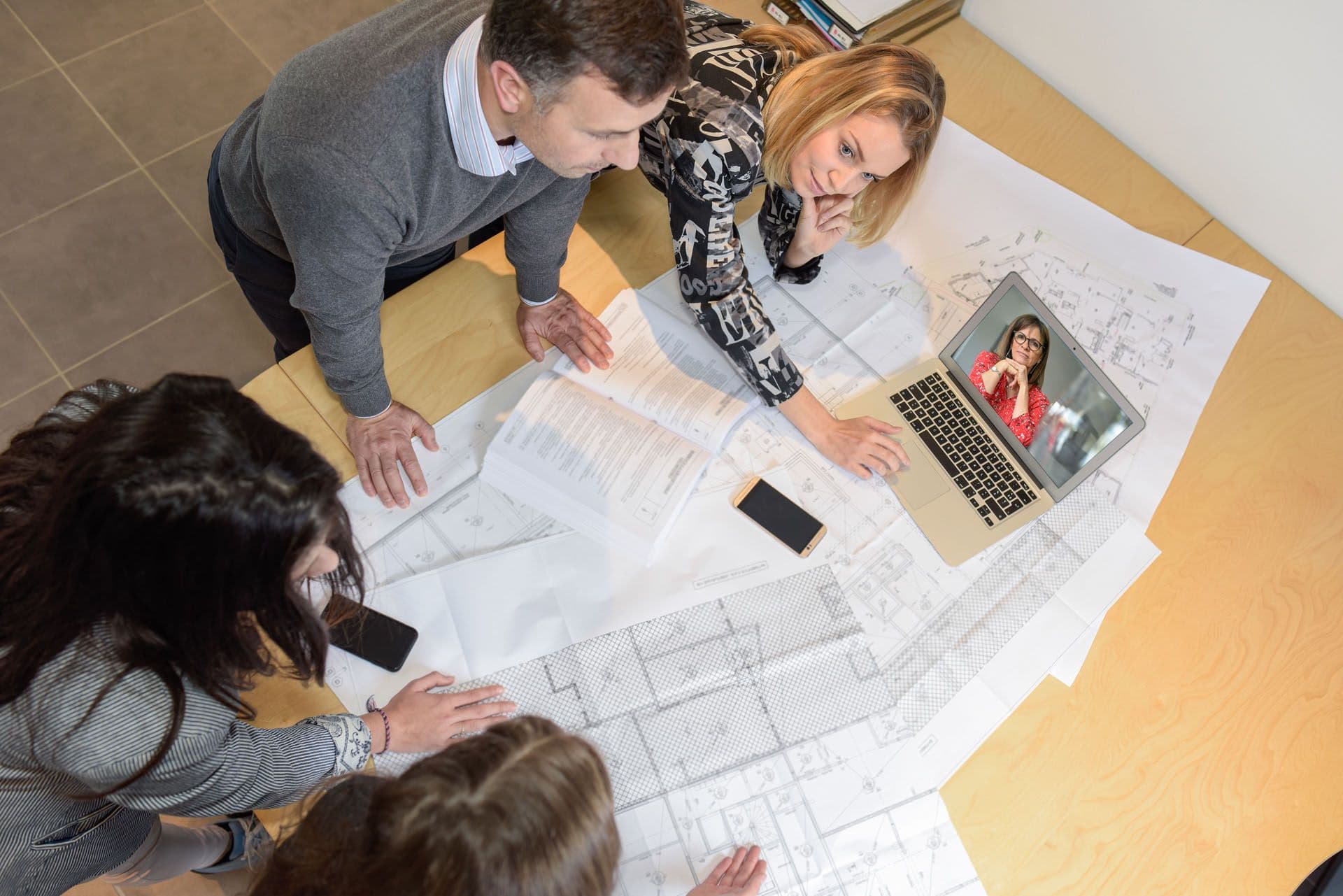 Un collaborateur d’architecte dans l'exercice de ses fonctions