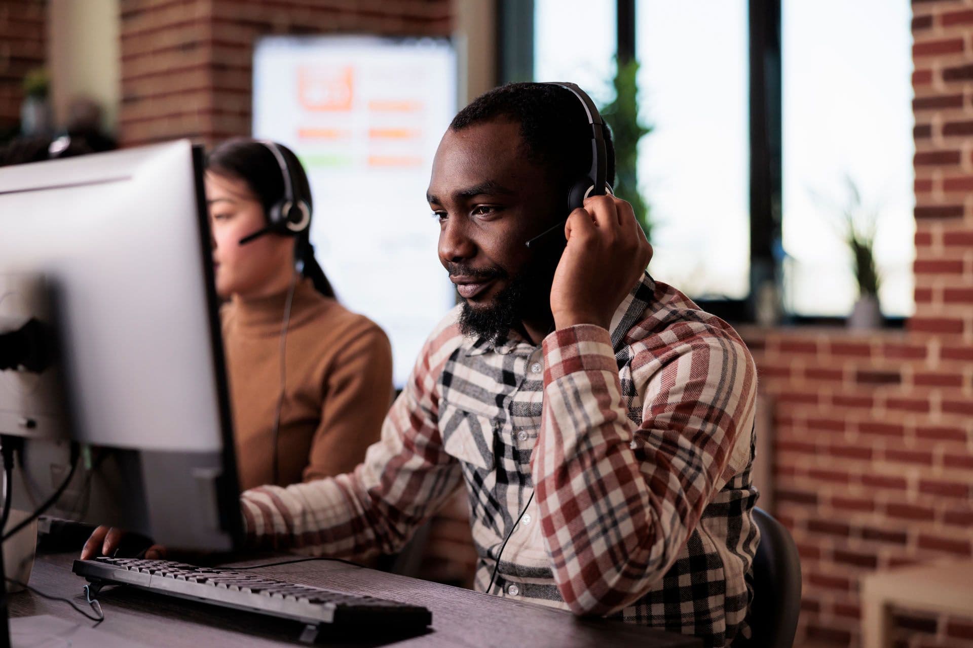 Un conseiller relation client à distance dans l'exercice de ses fonctions