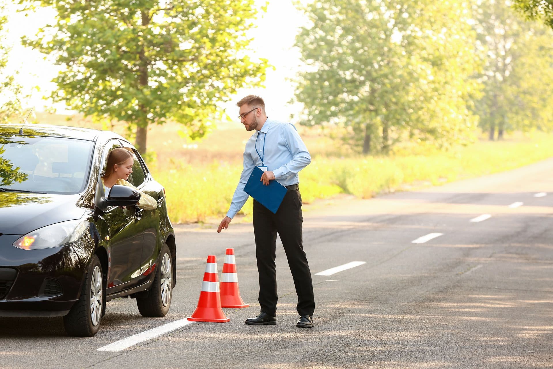 Un inspecteur qui fait passer le permis de conduire