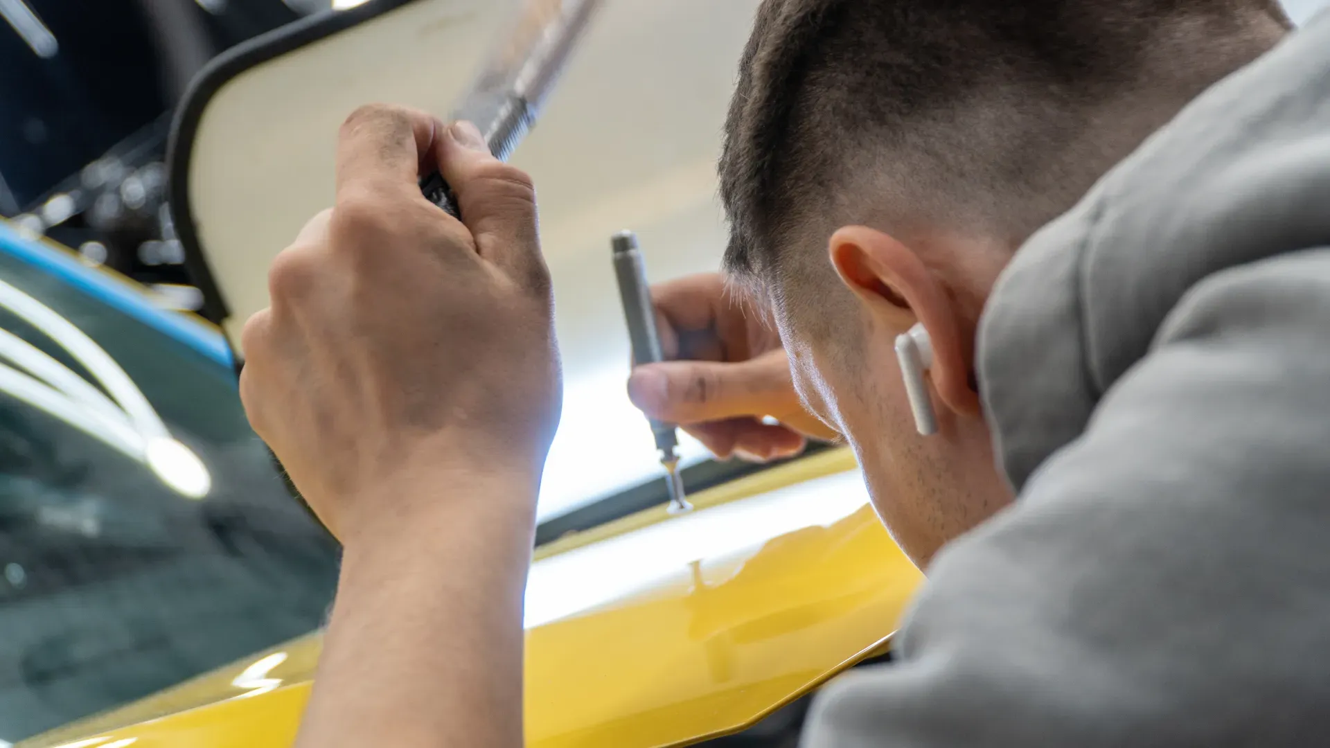 Image Carrossier réparateur exerçant son travail