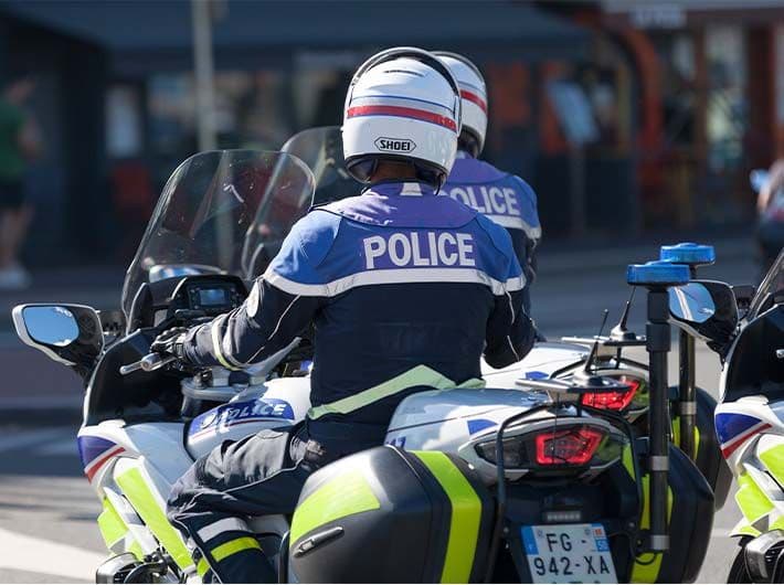 Deux policiers motocyclistes