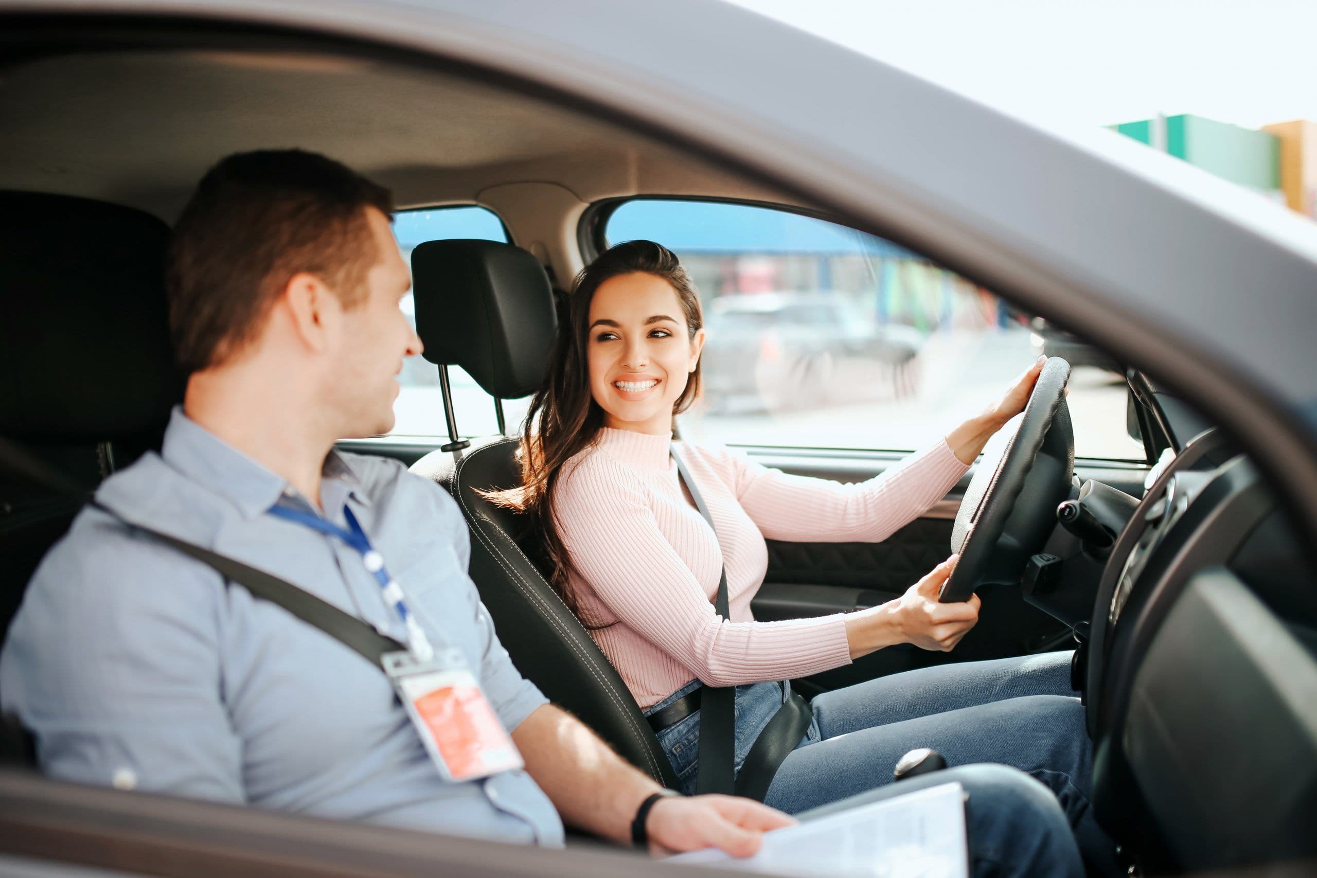 Un inspecteur du permis de conduire dans l'exercice de ses fonctions